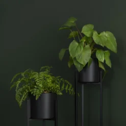 QUVIO Plantenstandaard Inclusief Pot - Staande Plantenbak - Metaal - Plantenbak - Plantenhouders - Planten Zuilen - Voor Buiten - Bloempot - 22 X 22 X 90 Cm - Zwart -RHRQuality winkel 1200x1200 413