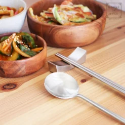 House Of Husk 1 Persoons Chopstick Lepel Set - 1 Paar Metalen Koreaanse Eetstokjes - Inclusief Eetlepel En Houder - RVS - Metaal - Eetstokjes - Koreaans - Vaatwasserbestendig - Sushi Chopsticks - Noodles - Zilver -RHRQuality winkel 1200x1200 543